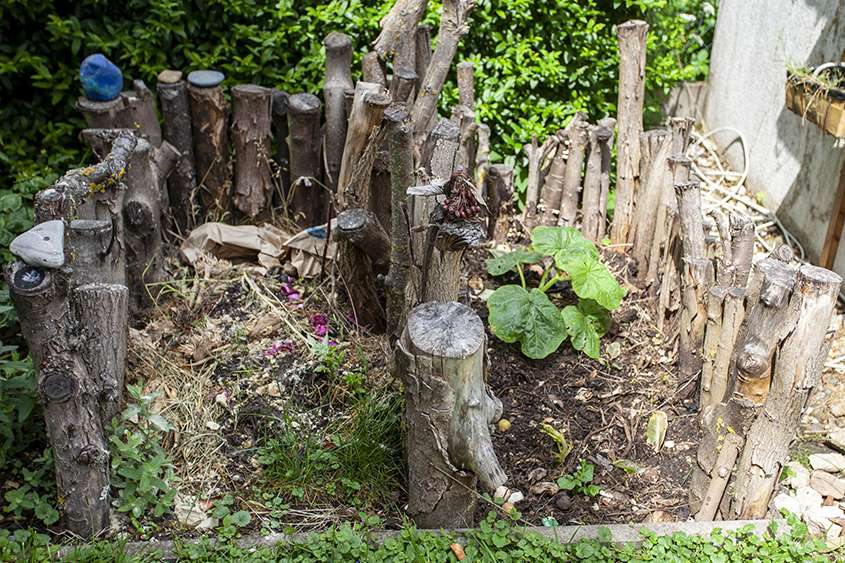 Ein Komposthaufen mit Totholzumrandung, (c) Stefanie Biel/NaturGarten e.V.