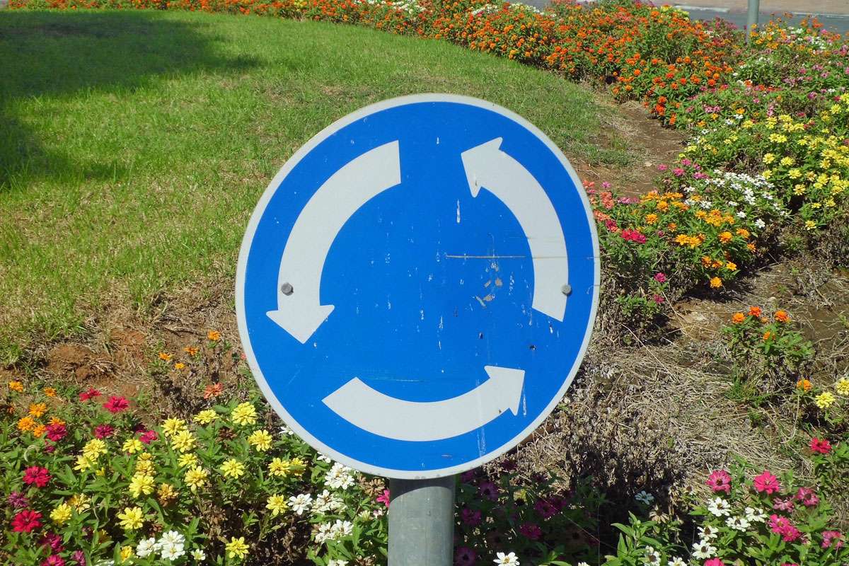 Gärtnerisch gestaltete Kreisverkehr-Mittelinsel, (c) Roberto Ramon Diaz Blanco/Pixabay